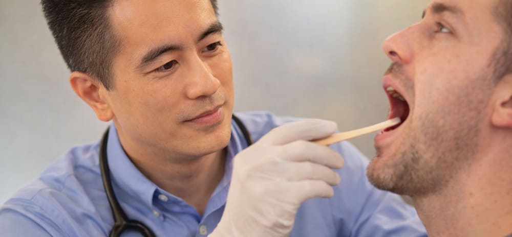 otorrino Fausto Nakandakari diagnosticando amigdalite