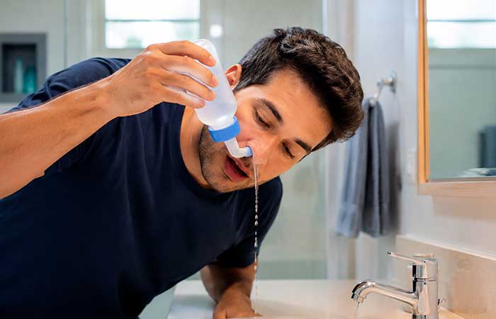 Posição correta da cabeça para lavagem nasal, inclinada para frente e virada para o lado