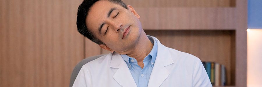 médico otorrino fazendo exercício de relaxamento do pescoço