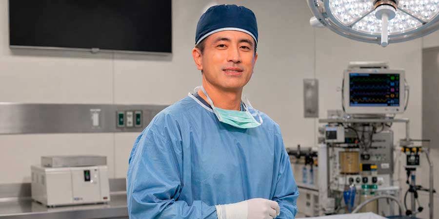 otorrino se preparando para amigdalectomia