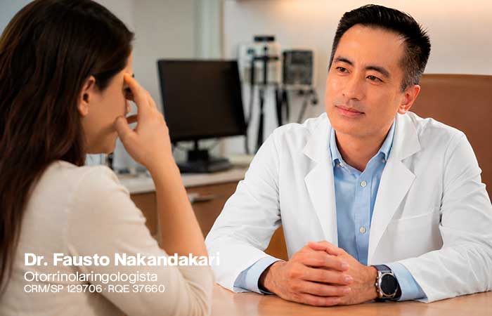 Dr. Fausto em uma consulta com um paciente adulto que relata pressão facial, obstrução nasal e dor na região dos seios da face.